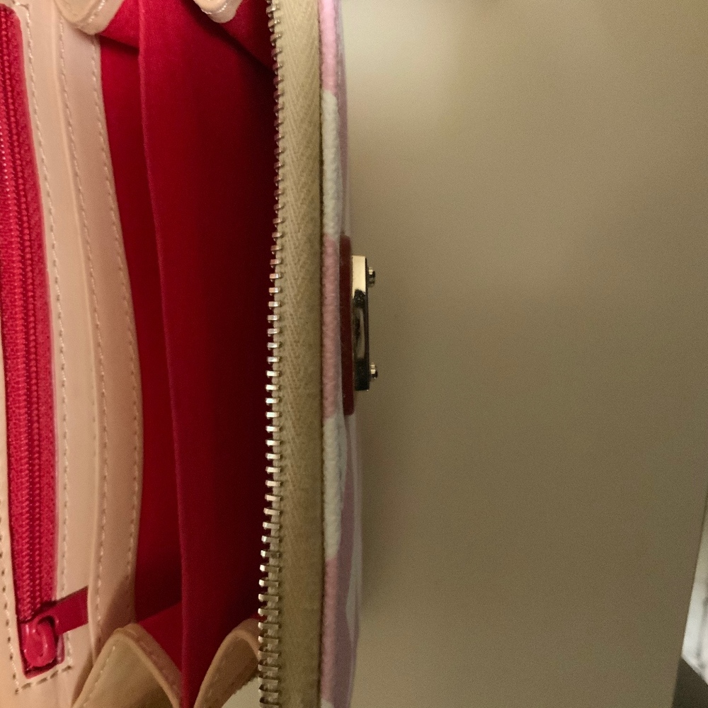 Zip around wristlet
